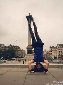 明星倒立图,挑战极限，展现非凡体态