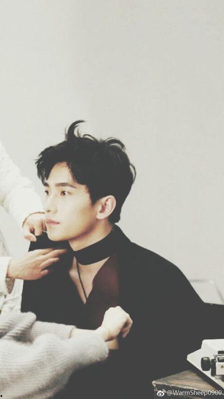 男明星锁骨好看排名,锁骨魅力男星排名，谁是你心中的最佳？