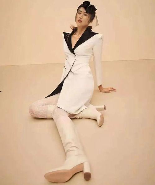 白色长筒靴丝袜,打造冬季优雅风采